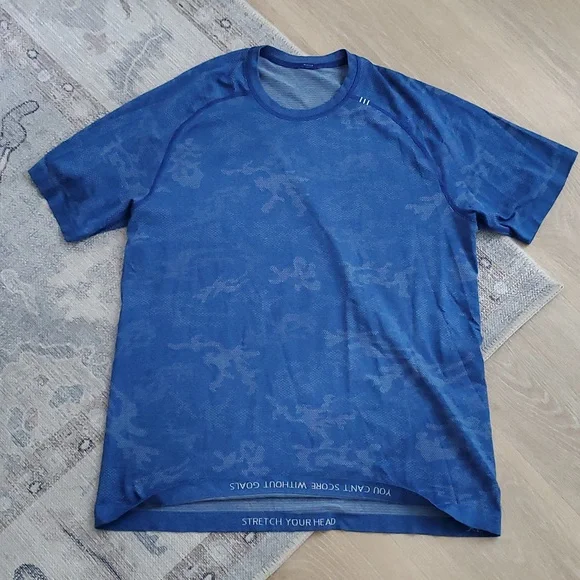 Lululemon Blue Camo Short Sleeve Athletic Shirt Top SzXL - Picture 2 of 8